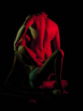 genç ve güzel çıplak bir çift kırmızı ışık