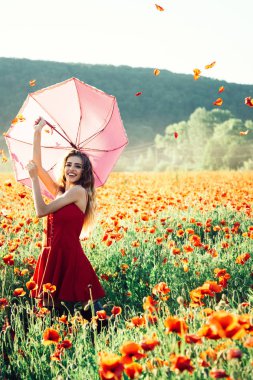 şemsiye pembe renk kırmızı gelincik alanındaki kız