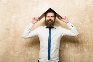 adam ya da uzun sakallı hippi tutun laptop