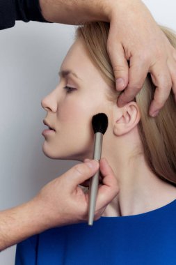 Kız makyaj yüz cilt toz fırçası ile elde