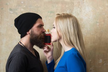 Erkek ve kadın Likör şişesi ile poz