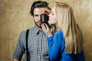 Kız ve Likör şişesi ile poz maço