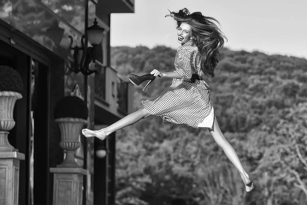 Gelukkig springen vrouw — Stockfoto