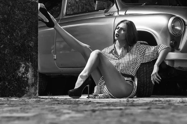세련 된 여자와 레트로 자동차 — 스톡 사진