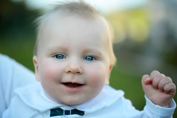 Gelukkig schattige babyjongen lachend — Stockfoto