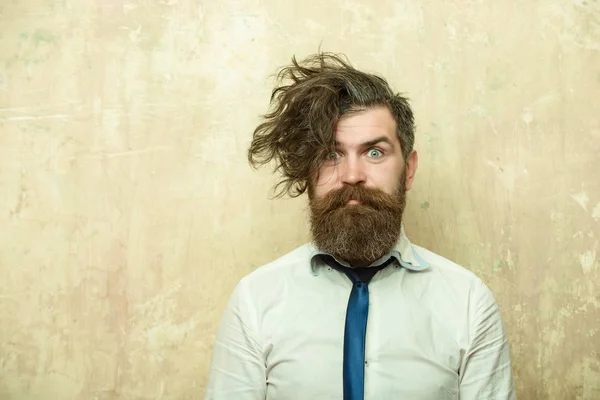 Sürpriz yüzünde uzun sakallı adam veya hipster sakallı — Stok fotoğraf