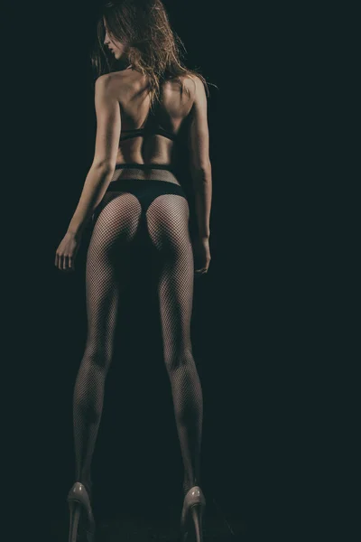 Frau mit durchtrainiertem Körper und langen muskulösen Beinen — Stockfoto