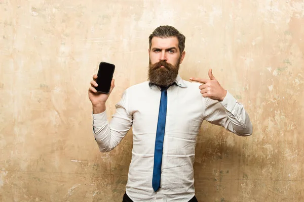 Mies tai hipster pitkä parta pidä puhelin — kuvapankkivalokuva