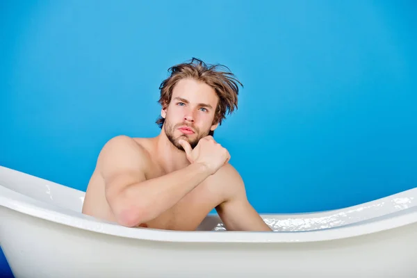 Srác ül a fehér fürdőkád, izmos testtel — Stock Fotó