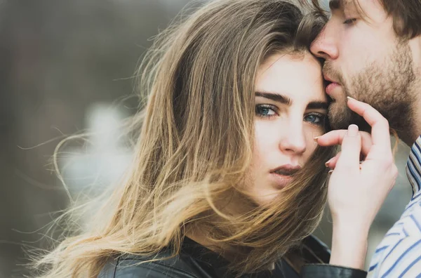 Sexy man en meisje elkaar aanraken met liefde — Stockfoto