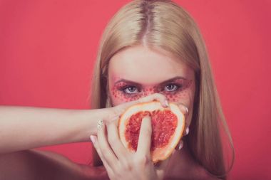 Greyfurt yaratıcı moda makyaj, kadının elinde vitamini