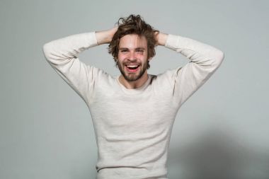 uzun uncombed saç uyan sabah ile gülümseyen adam