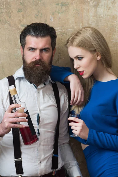 Erkek ve kadın şişe ve bardak likör ile poz