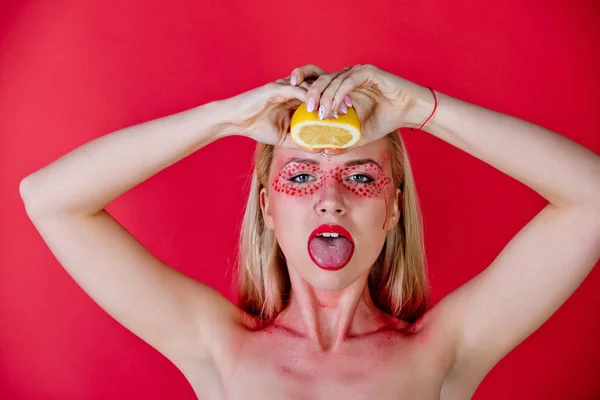 Vrouw met creatieve modieuze make-up drank citroen, vitamine — Stockfoto