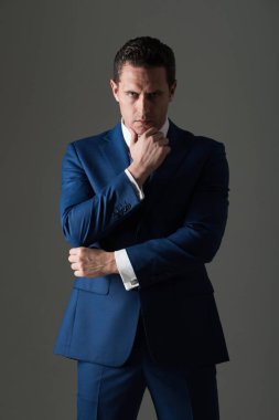 Düşünceli adam ciddi bir yüz ve takım elbiseli şık saç