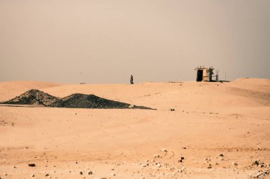 Altın kum üzerinde Bedevi ve göçebe çadır ile çöl
