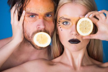 iki adam ve kız makyaj ile limon