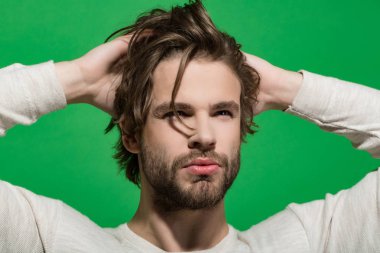 yakışıklı adam sakal ve şık saç, sabah ve moda