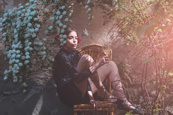 Kırmızı dudaklar ve şarap kadehi ile kız — Stok fotoğraf