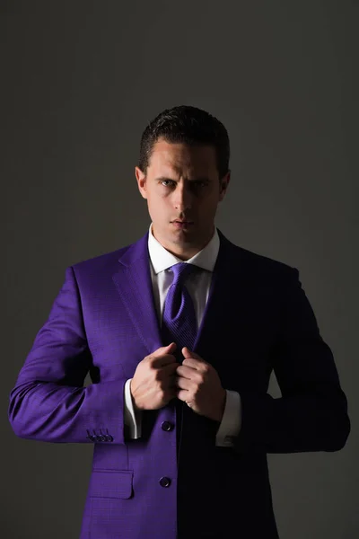 Empresário confiante segurando terno formal violeta na moda — Fotografia de Stock