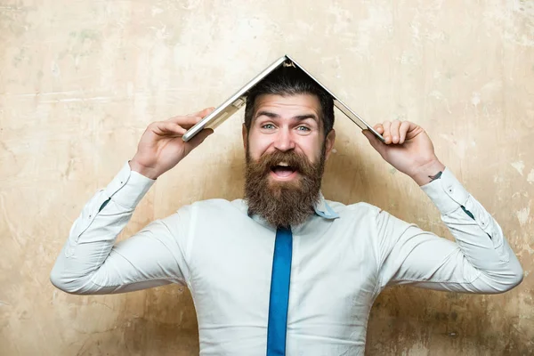 Hombre barbudo feliz con larga barba mantenga portátil — Foto de Stock