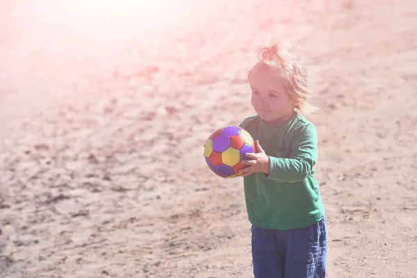Niño o niño pequeño jugando con la bola colorida —  Fotos de Stock