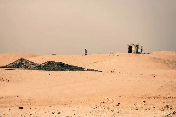 Desierto con beduino y tienda nómada sobre arena dorada — Foto de Stock