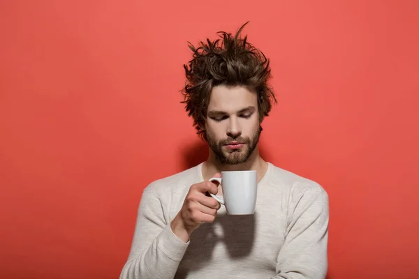 Homme avec tasse — Photo