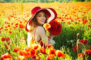 retro şapkalı haşhaş tohumu alanındaki gülümseyen kız