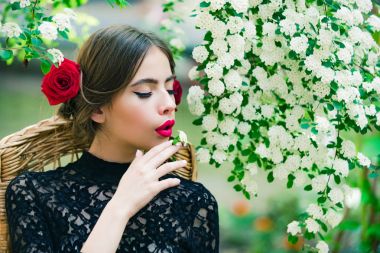 Kız ağzına düşünceli yüzünde beyaz çiçekli