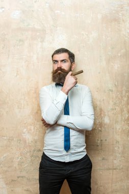 hipster ciddi bir yüz yasaktır puro üzerinde