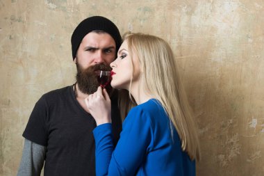 Kadın ve adam Likör şişesi ile poz