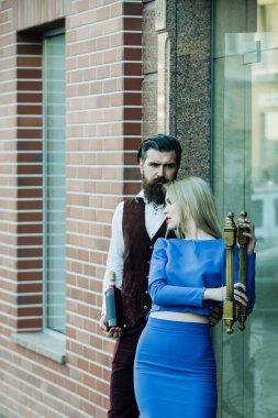 Cam kapı tutan şişe kucaklama kız sevgilisiyle