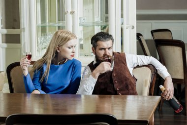 Kız ve adam bir restoranda şarap paylaşımı