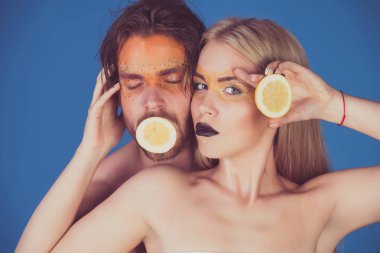 kadın ve erkek makyaj ile genç birkaç limon tutun