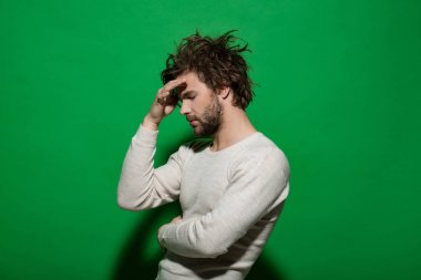 Sakal ve şık saç, sabah ve moda ile yorgun adam