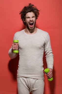 Sabah egzersiz yaparak halter bağırarak veya esneme adamla