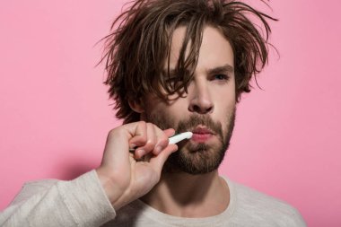 metroseksüel erkek fırça diş macunu ile