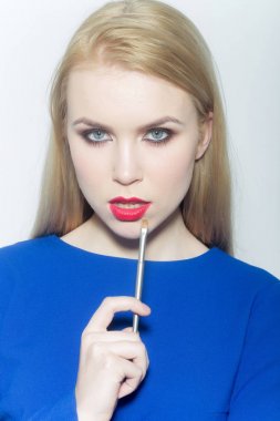 Yüzünde makyaj ile kız