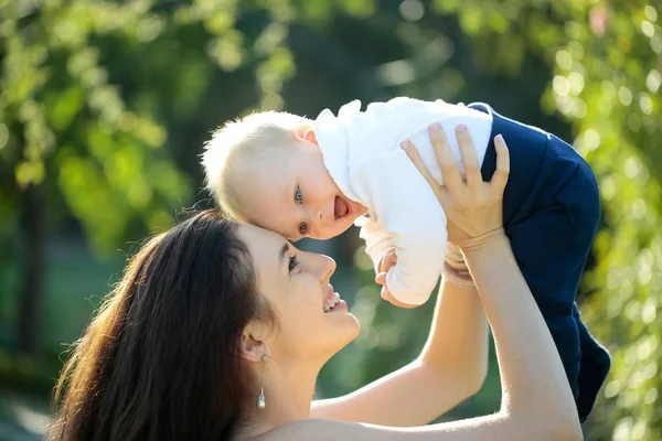 Felice bambino carino ragazzo e mamma divertirsi — Foto Stock