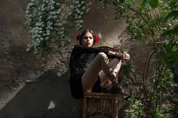 Kırmızı dudaklar ve şarap kadehi kadın ile