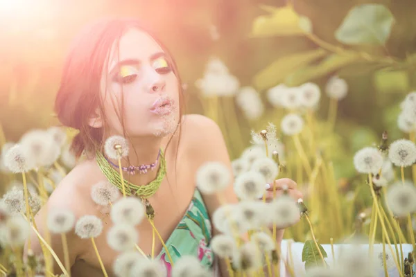 Campo de dente de leão e menina bonita com maquiagem elegante — Fotografia de Stock