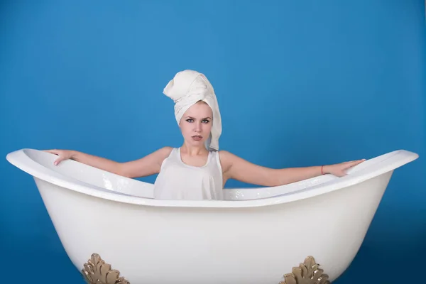 Chica con turbante toalla sentado en bañera blanca —  Fotos de Stock