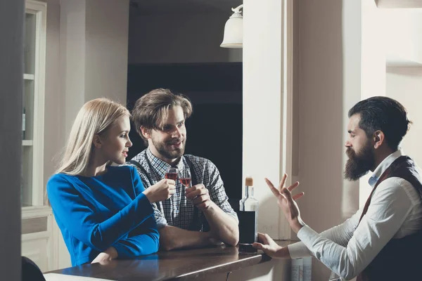 Vrouw en man roosteren glazen wijn bij bar — Stockfoto