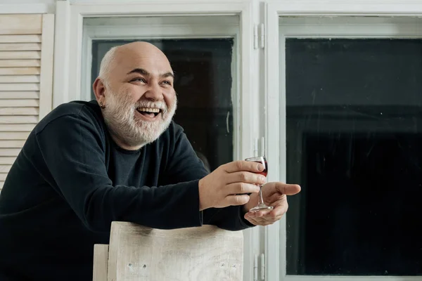 Hombre feliz sonriendo con un vaso de vino — Foto de Stock