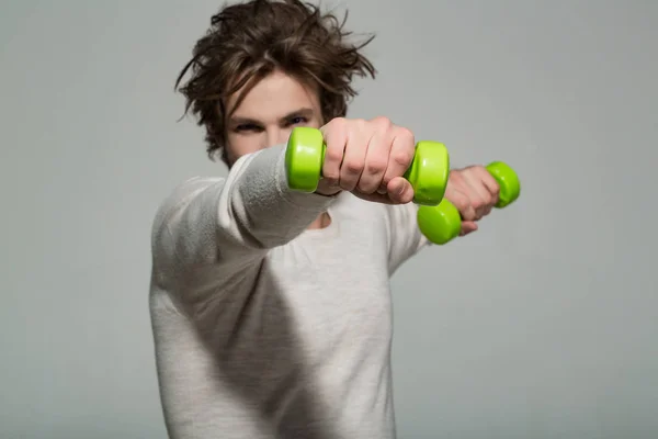 Joven con barra haciendo ejercicio matutino, tiene el pelo sin peinar — Foto de Stock