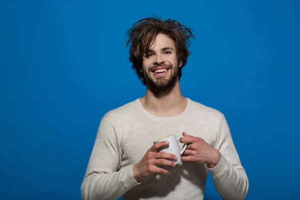 Glücklicher Mann mit einer Tasse Tee oder Kaffee — Stockfoto