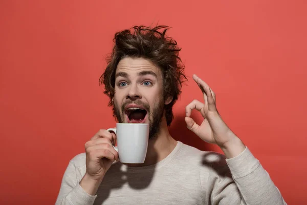 Εντάξει χειρονομία έκπληκτος άνδρα με φλιτζάνι καφέ — Φωτογραφία Αρχείου