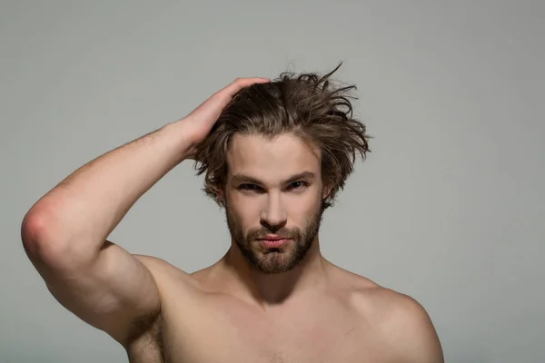 Hombre guapo con barba y cabello elegante, mañana y moda —  Fotos de Stock