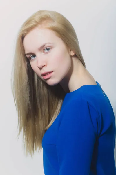 Kvinna med blont långt hår och inget smink på ansikte — Stockfoto